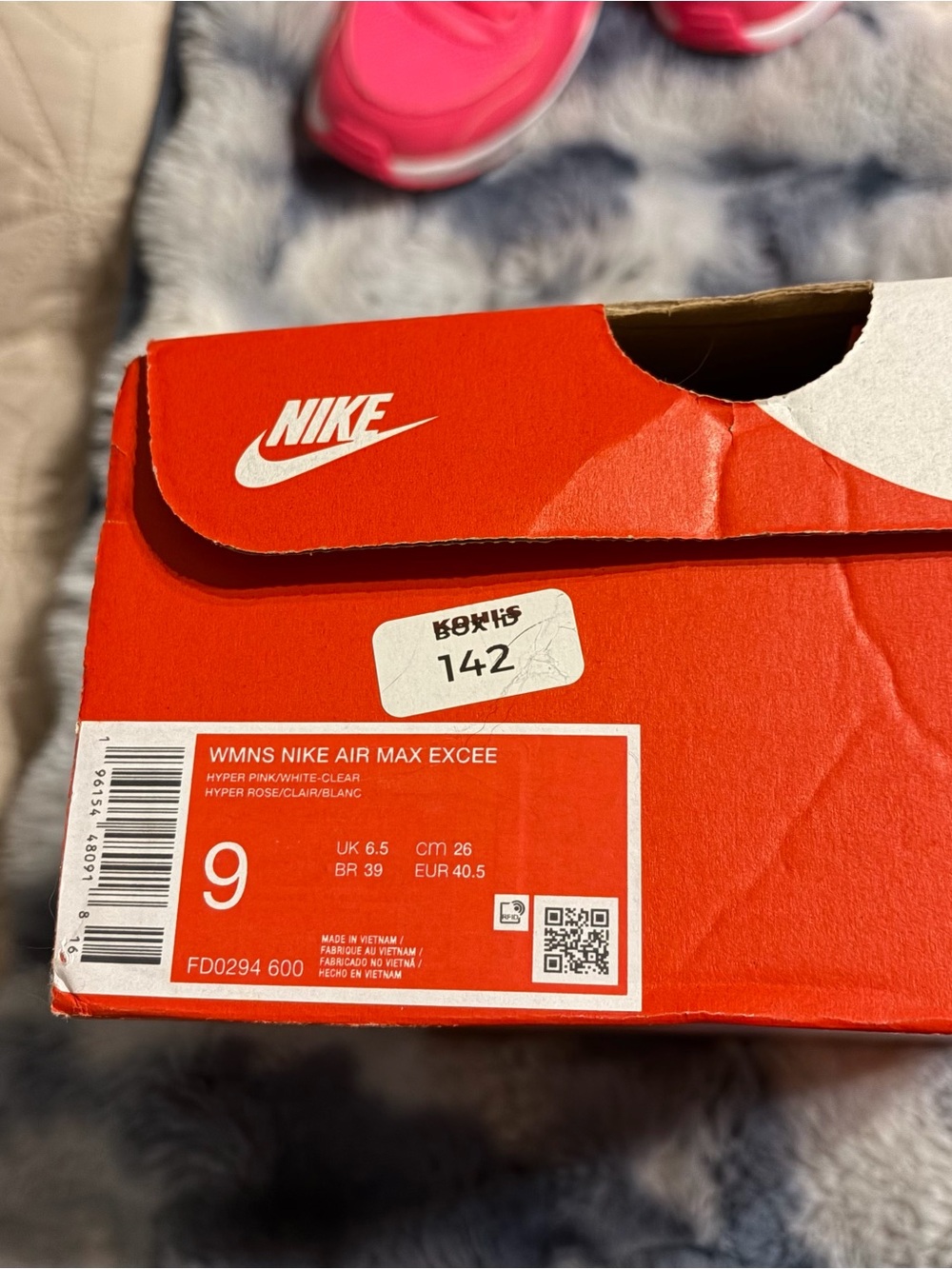 Nike Women’s Athletic Sneakers in Hot Pink and White - Picture 11 of 11